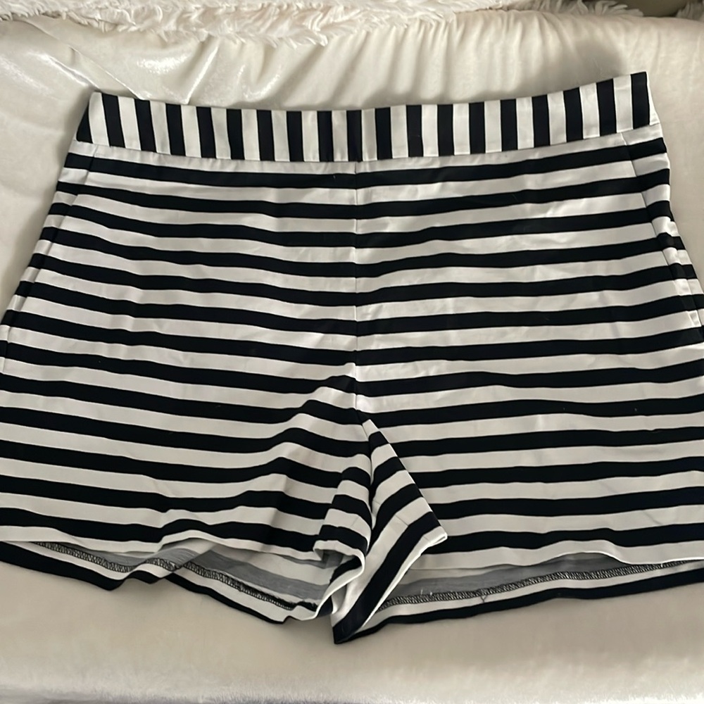 Express 10 12 striped black & white dressy shorts EUC WITH POCKETS